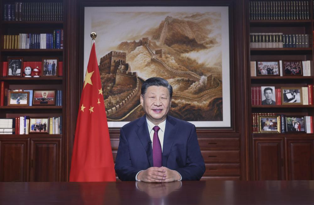 新年前夕，國(guó)家主席習(xí)近平通過中央廣播電視總臺(tái)和互聯(lián)網(wǎng)，發(fā)表二〇二二年新年賀詞。 新華社記者 鞠鵬 攝