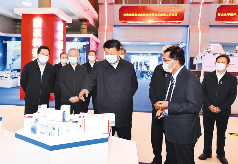 2021年10月26日，中共中央總書記、國家主席、中央軍委主席習近平在北京展覽館參觀國家“十三五”科技創(chuàng)新成就展。 新華社記者 謝環(huán)馳/攝