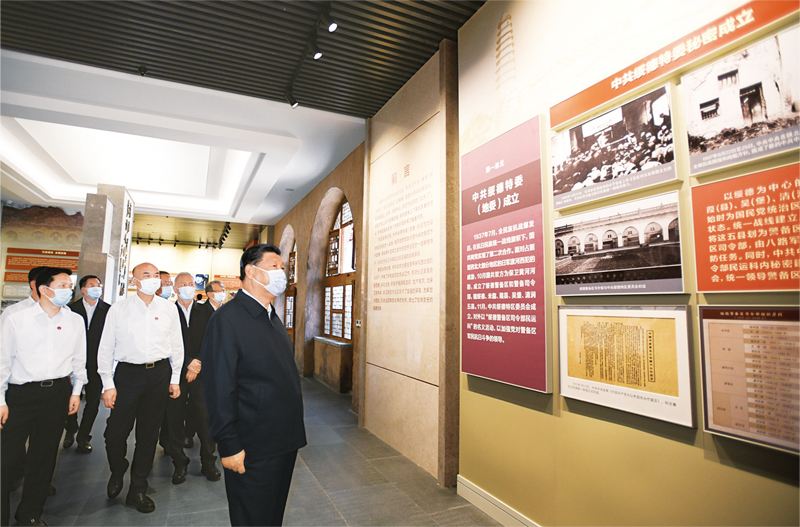 2021年9月13日至14日，中共中央總書記、國家主席、中央軍委主席習近平在陜西省榆林市考察。這是14日上午，習近平在中共綏德地委舊址考察。 新華社記者 李學仁/攝