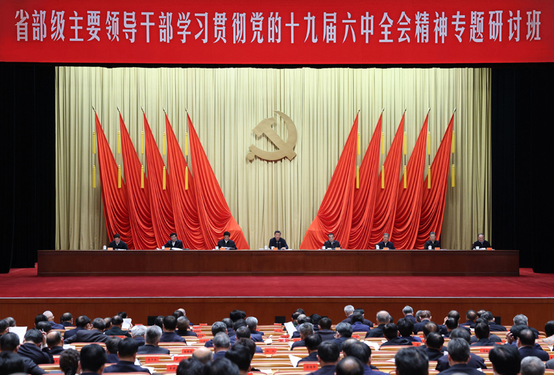 　　1月11日，省部級主要領導干部學習貫徹黨的十九屆六中全會精神專題研討班在中央黨校（國家行政學院）開班。中共中央總書記、國家主席、中央軍委主席習近平在開班式上發(fā)表重要講話。李克強、栗戰(zhàn)書、汪洋、王滬寧、趙樂際、韓正、王岐山等出席開班式。新華社記者 王曄 攝